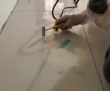 华龙瓷砖开裂维修公司专业分享瓷砖在铺贴前如果没有沥干水分，将会导致以下问题